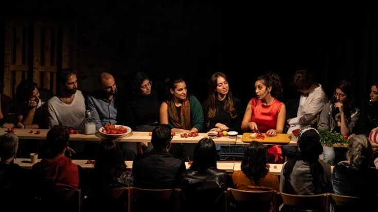 La cucina arriva in scena ma tenendo alla larga gli estremismi gourmet