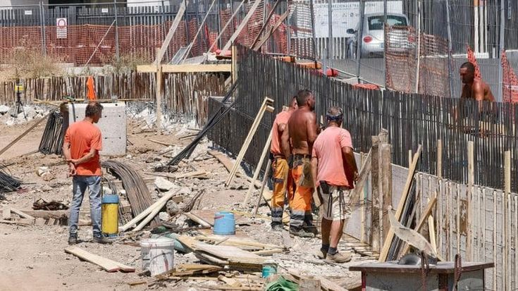 Caldo estremo, la direttiva di Gualtieri per i cantieri: pause da 20 minuti, tendoni e acqua