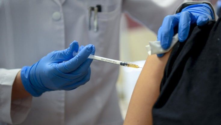 Parma, via alla terza dose di vaccino per tutti i sanitari 