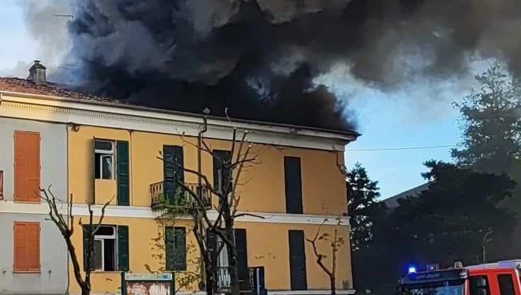 Grigliata maldestra nel giorno di Pasqua, a Valenza si incendia una terrazza