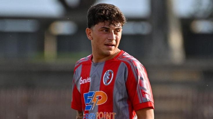 Calciatore accoltellato a Napoli: la lite per uno sguardo. E il quindicenne piange