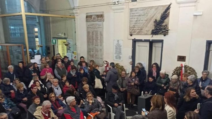 Teatro Verdi di Sestri Ponente: trecento persone riunite in assemblea pubblica per il salvataggio. Intanto parte la battaglia legale