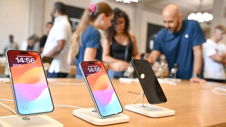 Apple, sciopero dei negozi italiani nel giorno del debutto dei nuovi iPhone : “Servono più addetti”