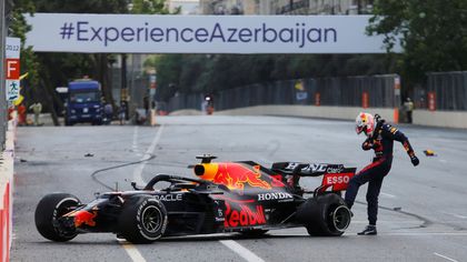 Rabbia Verstappen, va fuori e prende a calci la sua Red Bull