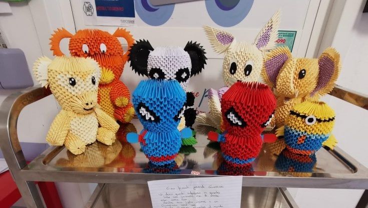 Realizza origami per i piccoli pazienti di Oncologia, il regalo di un papà detenuto a Trani: "Anche mio figlio è un guerriero come voi"