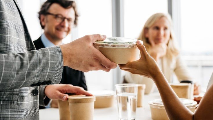 Cresce il food delivery per le aziende. E per la pausa pranzo, sempre più lavoratori preferiscono cibi salutari