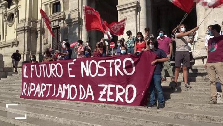 Scuola, gli studenti protestano davanti al Miur: "C'è ancora troppa incertezza"