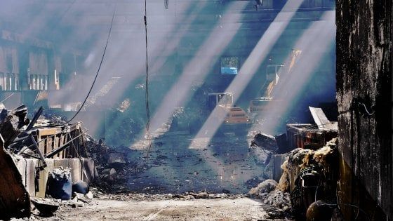 Milano, incendio nel deposito rifiuti: spente le ultime fiamme, attesa per i risultati delle analisi dell'aria