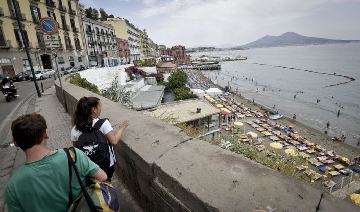 Lidi napoletani, fino a 70 euro per fare un bagno