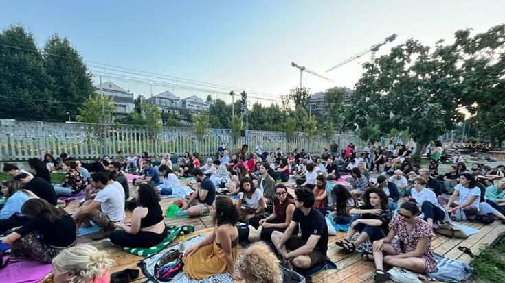 Leggere insieme è un happening: all’alba centinaia di persone al Casello San Cristoforo. “Ci sentiamo comunità”
