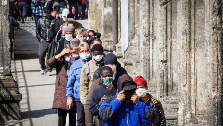 Donne separate e anziani chi sono i nuovi poveri in coda alla mensa a Genova
