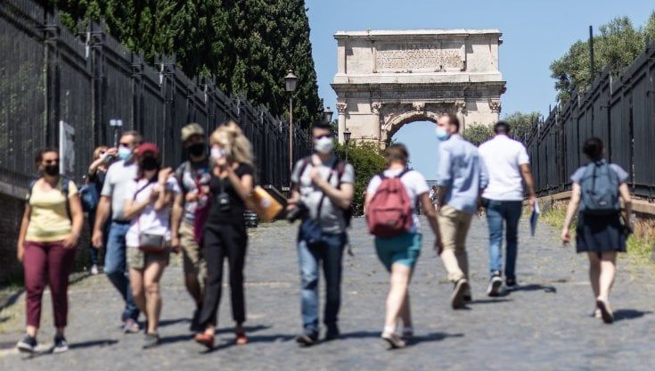 Piazze piene e musei tutto esaurito: i primi turisti invadono il centro di Roma