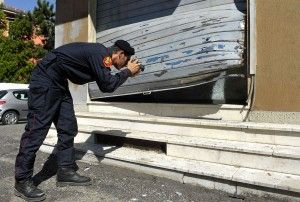 Bomba carta in via Jacchia<br />a fianco a sede Casapound