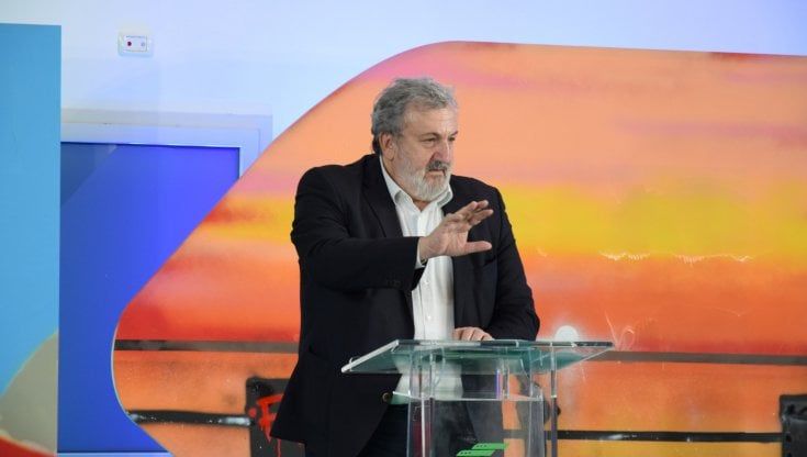 Emiliano pronto per il terzo mandato alla Regione. Gelo dalla sinistra di base: "Il suo destino e quello di Decaro sono intrecciati"