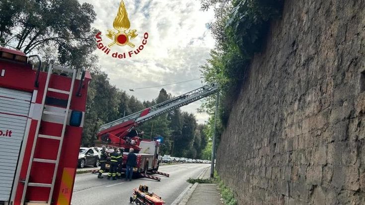 Ragazza di 19 anni precipita dalla terrazza del Pincio: ferita. I precedenti