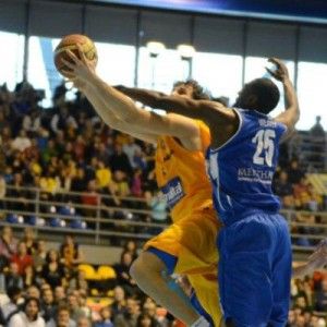 Basket, scene da guerriglia urbana a Torino: denunciati in 8, 7 sono ultr&agrave; del Napoli: avevano mazze, cinghie e fumogeno