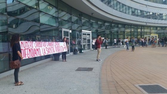 A Torino in 3 mila per il test di medicina, avvio con protesta
