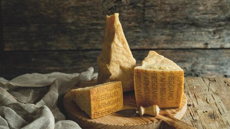 Ottantuno caseifici e 846mila forme prodotte: il Parmigiano Reggiano tiene viva la montagna. “Così la Dop evita lo spopolamento”