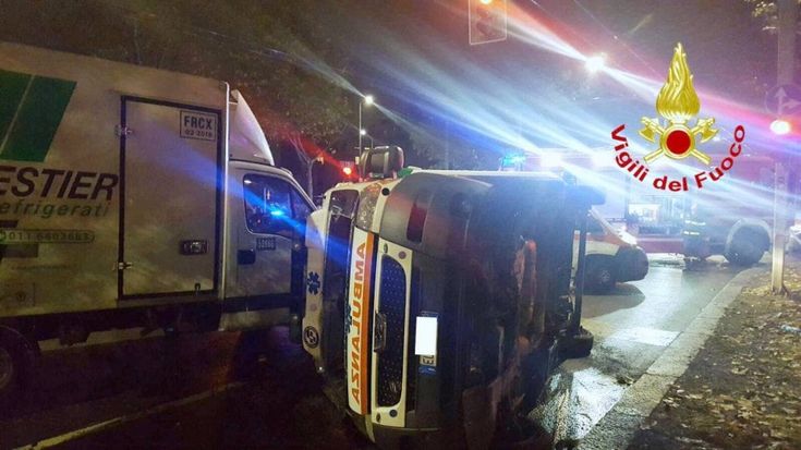 Milano, ambulanza carambola in viale Molise: soccorritori a bordo sotto shock