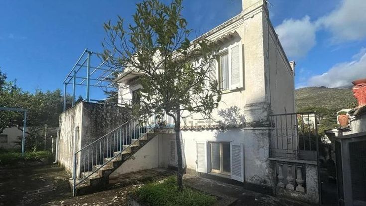 In vendita la casa di Alberto Sordi a Formia: ecco la dependance di 160 metri quadrati vista mare