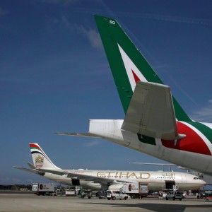 Fiumicino, controllori di volo in sciopero, decine di cancellazioni e disagi