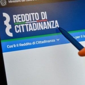 Vieste, percepiva reddito di cittadinanza ma lavorava in nero in un lido: denunciato
