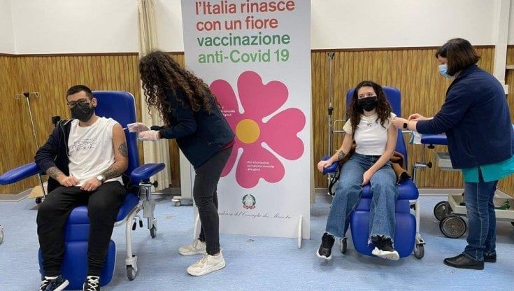 Terza dose, le regole in Piemonte: tre convocazioni per chi dimenticherà di prenotarla