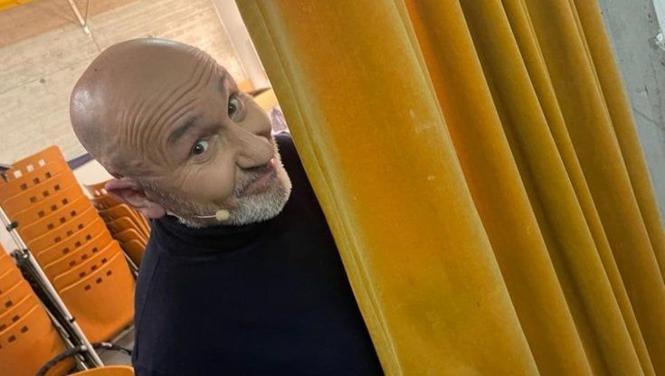 Maurizio Battista e le trappole del tempo, ecco 'Ai miei tempi non era così...'