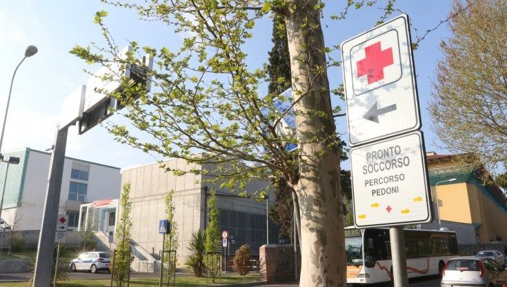 Firenze, tra ladri e spacciatori al parcheggio di Careggi vetri rotti e rapine