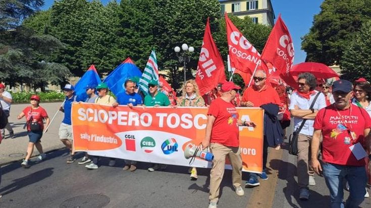 Sciopero dell'industria, oltre 5000 lavoratori in piazza a Firenze: "Futuro a rischio"
