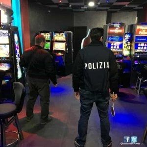 Dl Fisco, agenti infiltrati contro il gioco illegale. I 5Stelle: "Carcere ai grandi evasori"