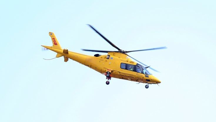 Si avvicina a un decespugliatore, bambino di 2 anni ferito gravemente alle gambe