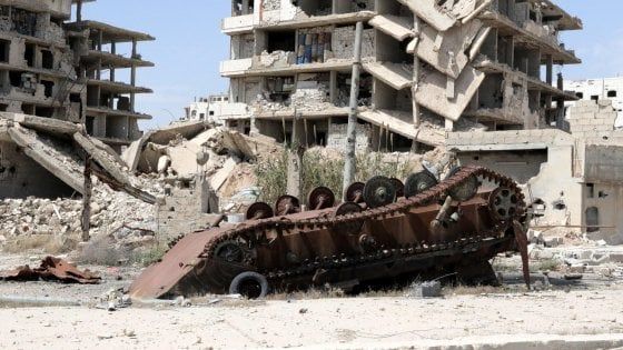 Siria, raid aereo su base governativa di Homs: 14 morti. Trump: "Decisioni importanti nei prossimi due giorni"