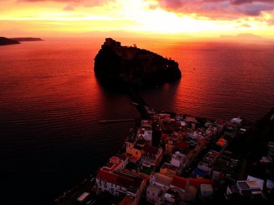 Ischia, l'alba dal drone è un incanto