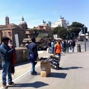 Accoltella un ambulante ai Fori perch&eacute; ossessionato dai pakistani. "Voleva fare una strage"