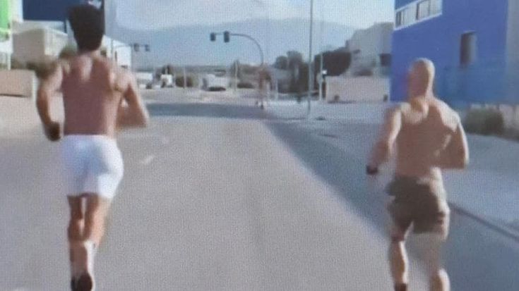 Alcaraz si allena senza tutore al polso e corre con il suo preparatore atletico: rientro più vicino