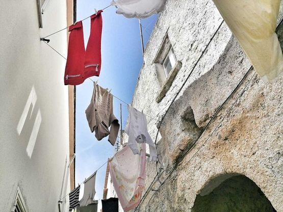 Ischia, il piccolo borgo abbandonato rivive con i colori del bucato