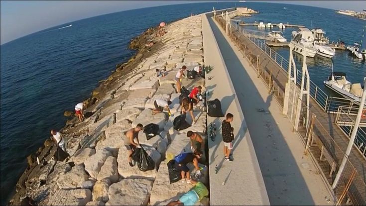 La città che resiste, a Santo Spirito dai pescatori la spinta per le spiagge pulite 