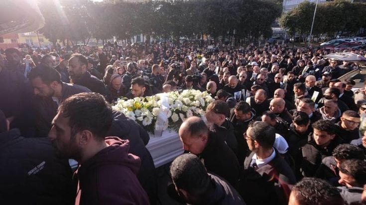In migliaia in lacrime per l’addio ad Abanoub, il vescovo di Spezia: “Non demonizzate Atif”