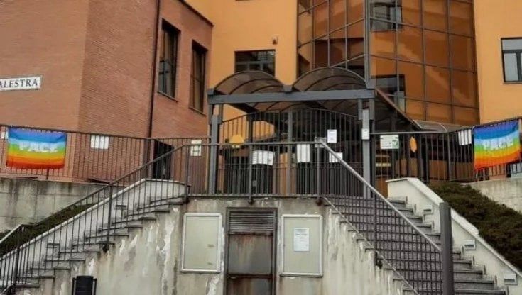 Il sindaco di Baldissero: "Via le bandiere della pace? Ho fatto rispettare la legge: ma quanti insulti ho ricevuto” 
