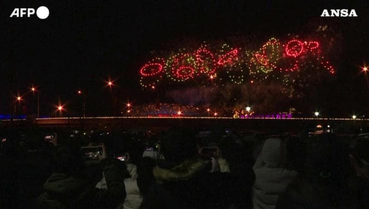 Pechino, i fuochi d'artificio chiudono la cerimonia al Nido d'Uccello e i Giochi olimpici invernali 