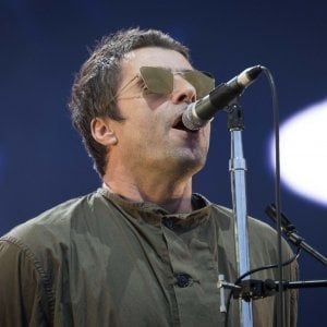 Liam Gallagher aggredisce la fidanzata, una telecamera lo incastra: la polizia indaga