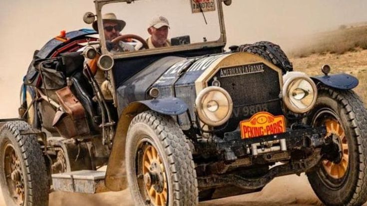 A fuoco American La France, classe 1914, l’auto numero uno del rally