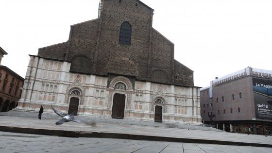 Bologna, Merola: "Stringiamo ancora i denti, non allentiamo la presa". Migliaia di controlli, poche le denunce