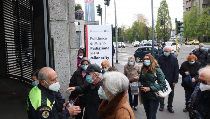 Vaccino anti Covid, rush per vaccinare gli over 80. E sul portale spuntano nuovi errori sui vulnerabili