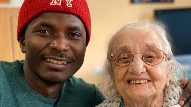 “Io, fuggito dai lager libici, aiuto gli anziani a combattere la solitudine