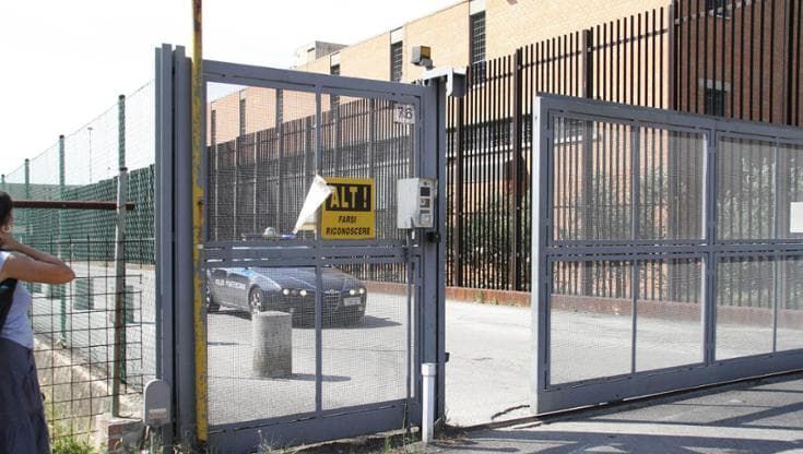 Morto in cella a Prato, doveva essere interrogato stamani sulla denuncia di violenze dopo il fermo