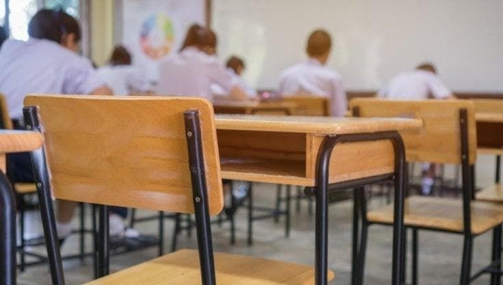 Abusi dal bidello a scuola a 12 anni, sarà risarcita con 40mila euro: “Negato diritto all’innocenza”