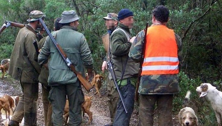 Nel Biellese la sindaca che difende la scuola assediata dai cacciatori: scatta il divieto ma è polemica 