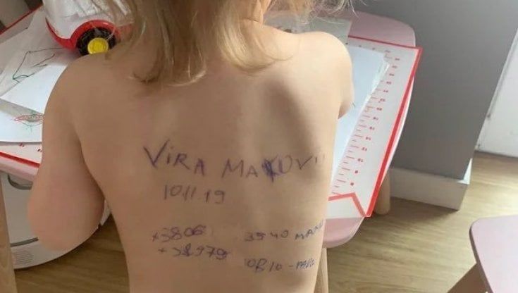 Nome e numero di telefono sulla schiena dei bimbi, le mamme ucraine: "Se ci uccidono qualcuno salvi i nostri figli"